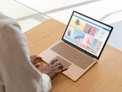 Microsoft Surface Laptop 3 auf einem Holztisch