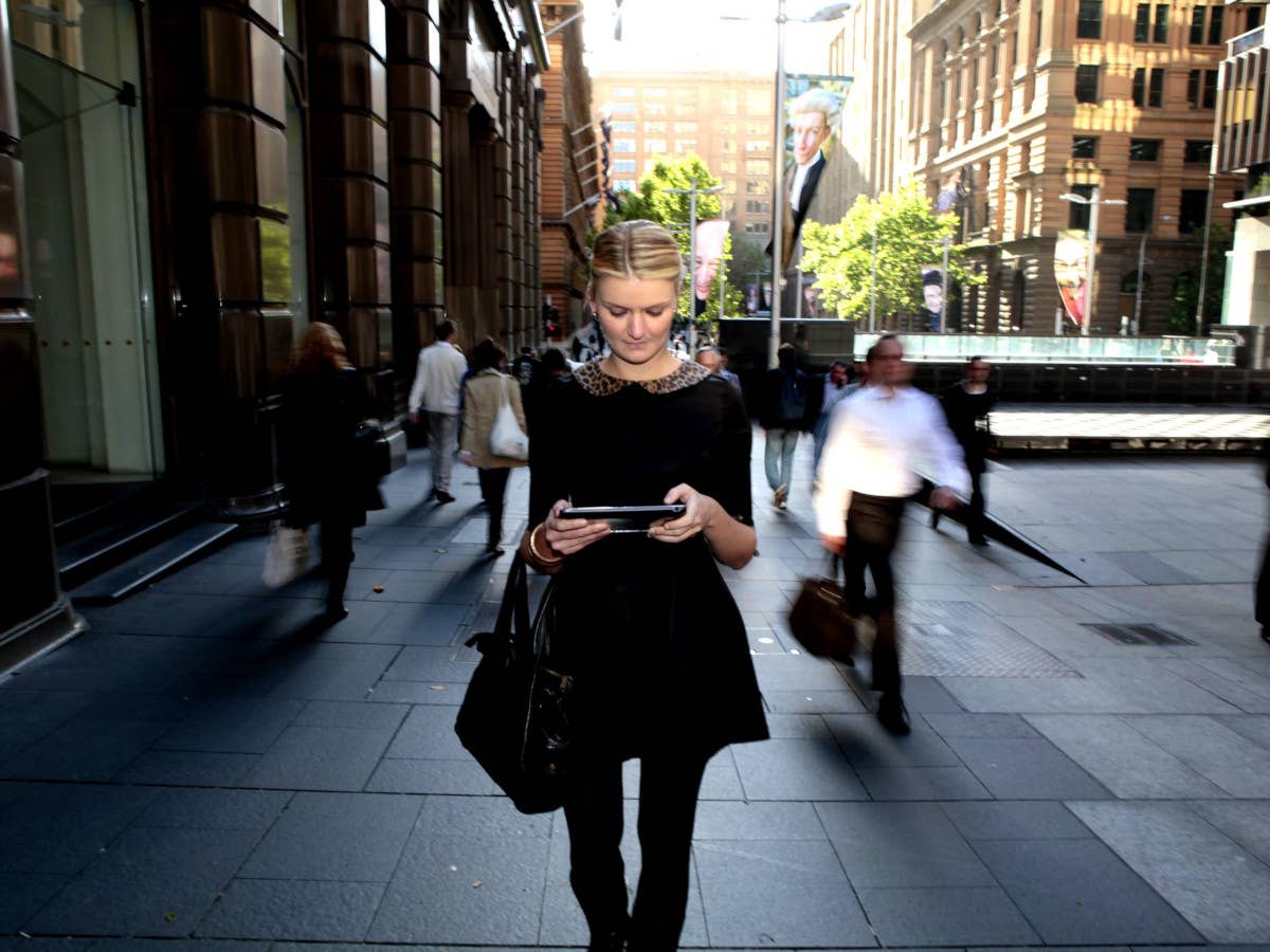 Frau mit Tablet in der Stadt