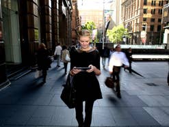 Frau mit Tablet in der Stadt