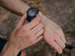 Suunto 9 Peak Pro Smartwatch an einem Handgelenkt eines Mannes.