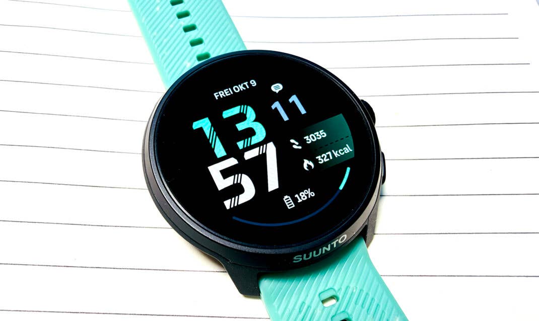 Suunto Run 2 mit eingeschaltetem Display in der Nahaufnahme.