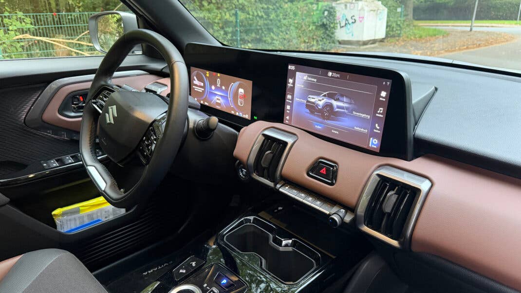 Display im Suzuki e Vitara.