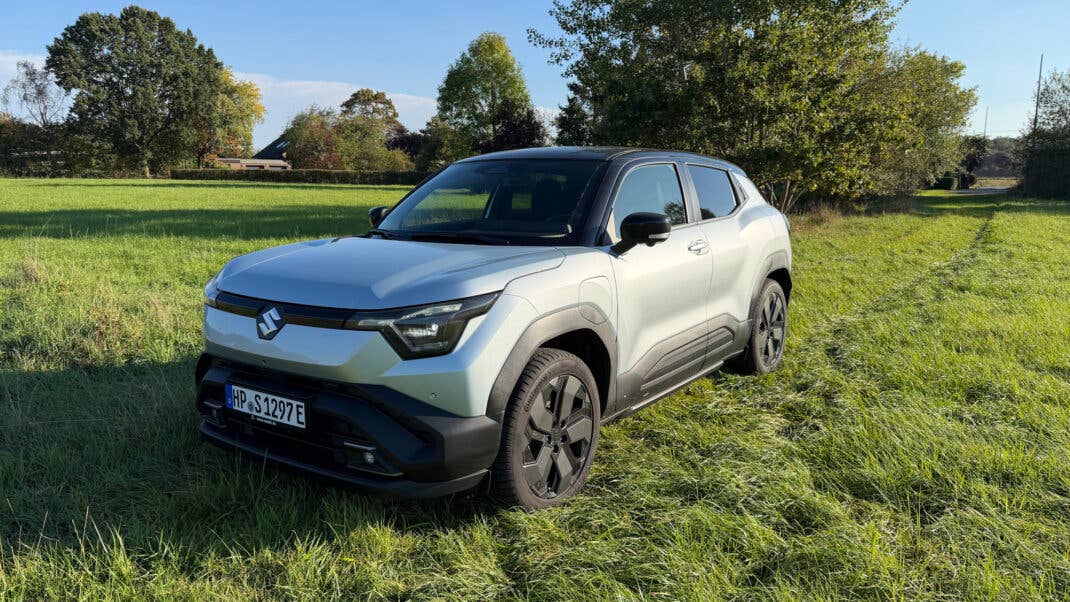 Suzuki e Vitara in der seitlichen Frontansicht.