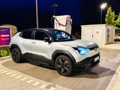 Suzuki e Vitara an einer Ladesäule von Ionity.
