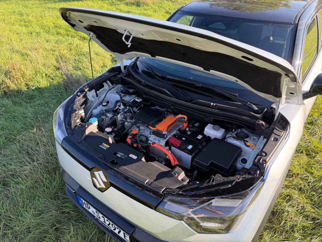 Blick in den Motorraum des Suzuki e Vitara.