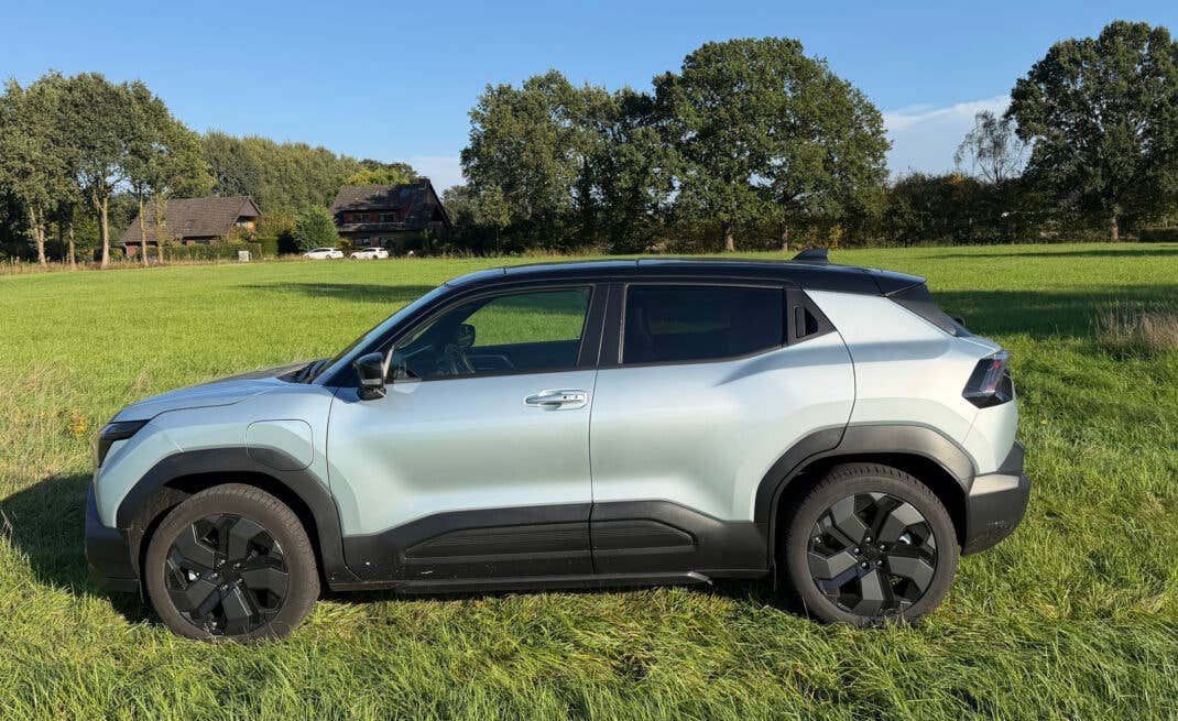 Suzuki e Vitara in der Seitenansicht.