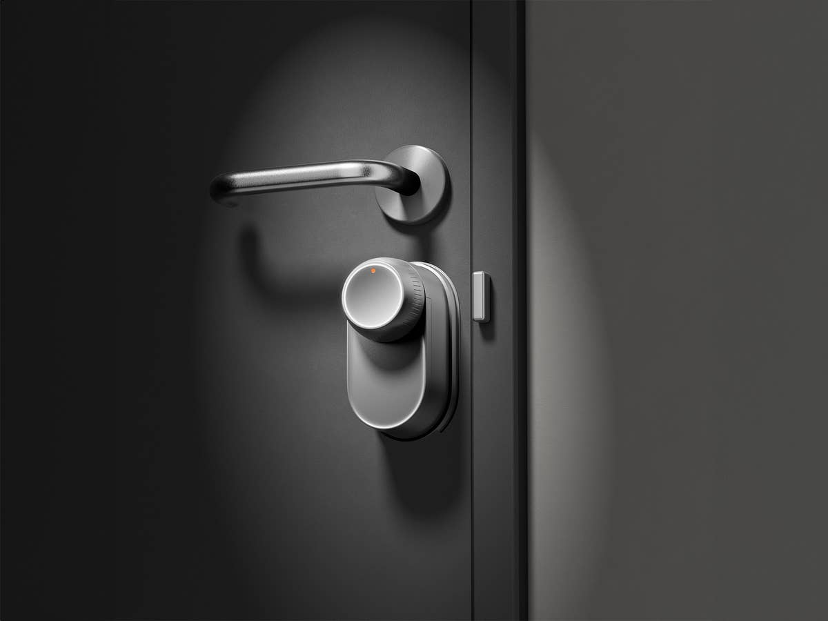 SwitchBot Lock Ultra an einer grauen Tür.