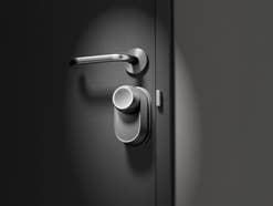 SwitchBot Lock Ultra an einer grauen Tür.