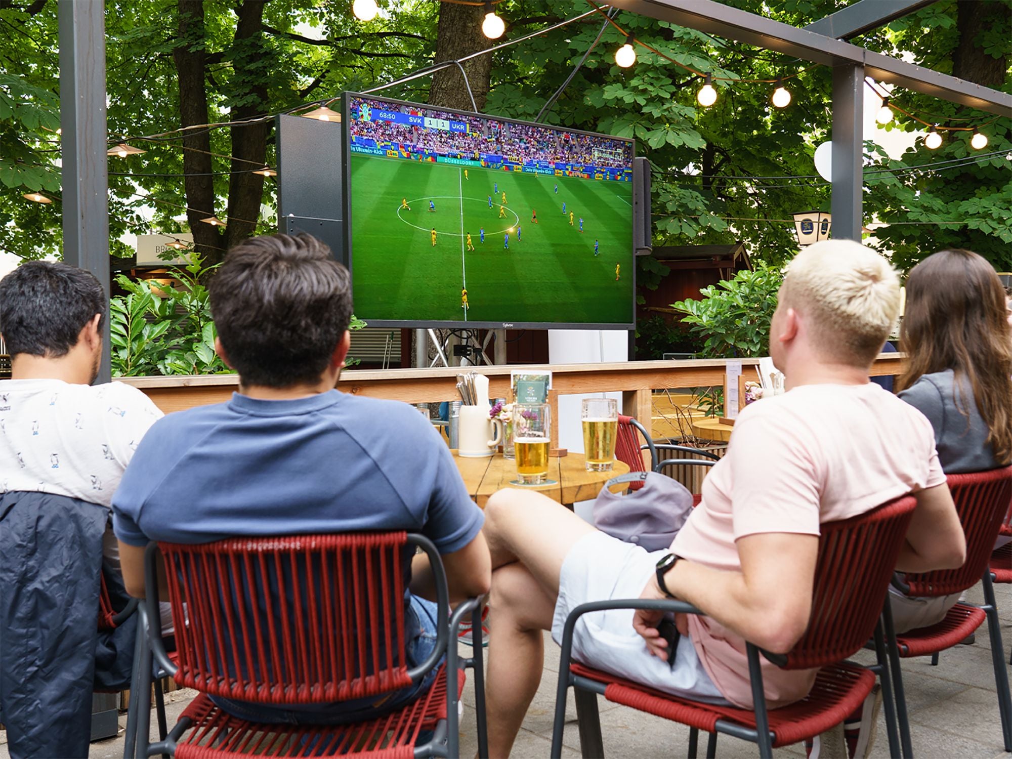 Beim Grillen fernsehen?! Dieser 4K-TV für draußen ist jetzt deutlich günstiger
