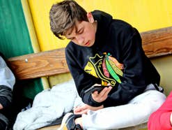 Junge mit einem Handy
