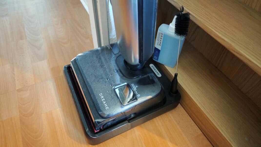 Die Station des Dreame T16 Pro Heat inklusive Zubehör