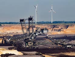 Braunkohle-Tagebau Garzweiler mit Windrädern im Hintergrund