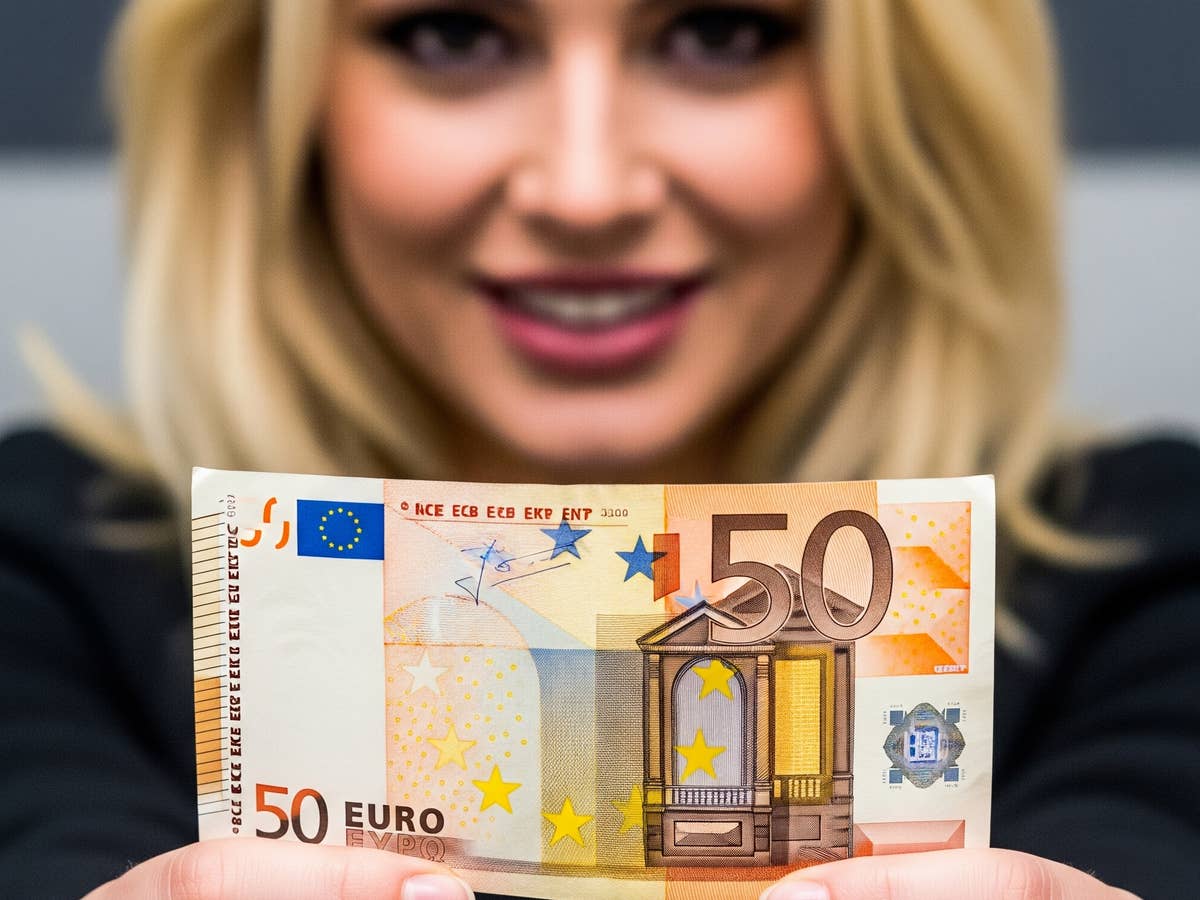 50-Euro-Schein in der Hand einer Frau als Symbolbild für 3 Prozent Tagesgeld-Zinsen.