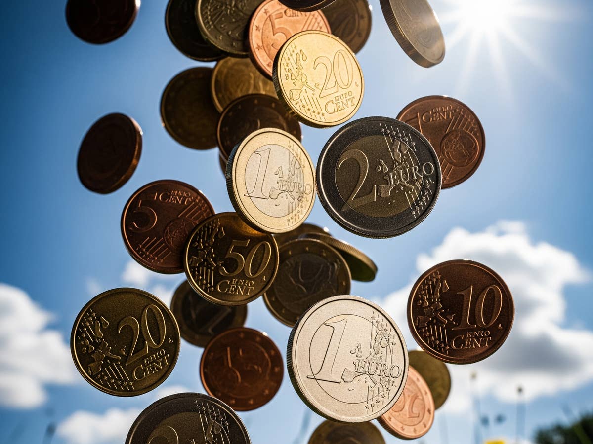 Geldregen mit Euro-Münzen als Symbolbild für Tagesgeld-Angebot.
