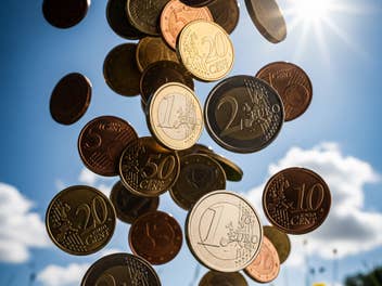 Geldregen mit Euro-Münzen als Symbolbild für Tagesgeld-Angebot.