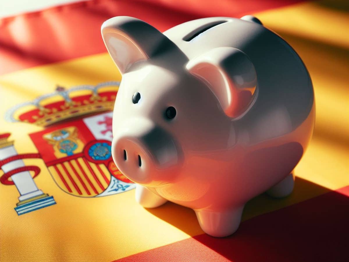 Sparschwein steht auf einer spanischen Flagge.
