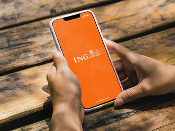 ING-Logo auf einem Smartphone-Display.