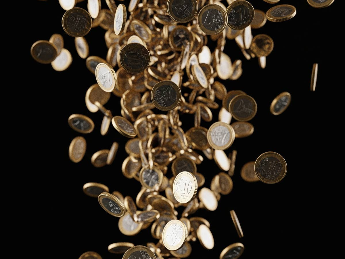 Tagesgeld-Kracher: Große Direktbank zahlt jetzt 3 Prozent Zinsen Geldregen aus Euro-Münzen als Symbolbild für 3 Prozent Zinsen aufs Tagesgeld.