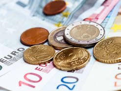 Euro-Münzen und Euro-Geldscheine.