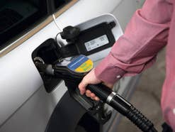 Auto tanken Ein Mann tankt sein Auto auf