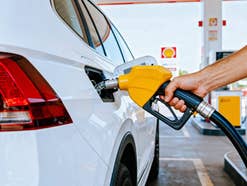 Eine Person tankt ihr Auto