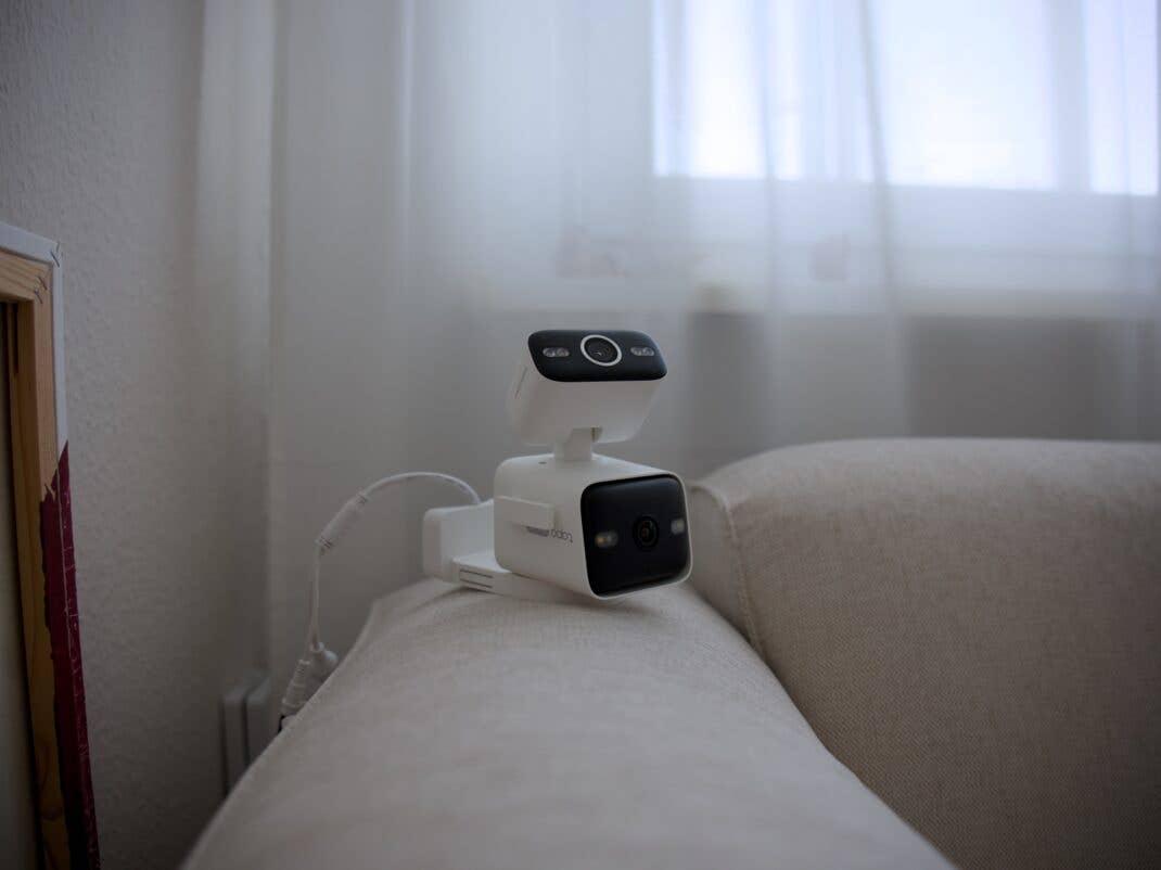 Tapo C575D auf einer Couch