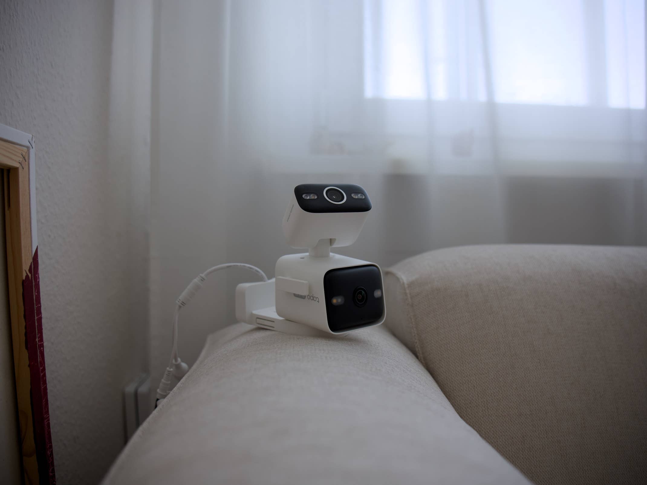 Tapo C575D auf einer Couch