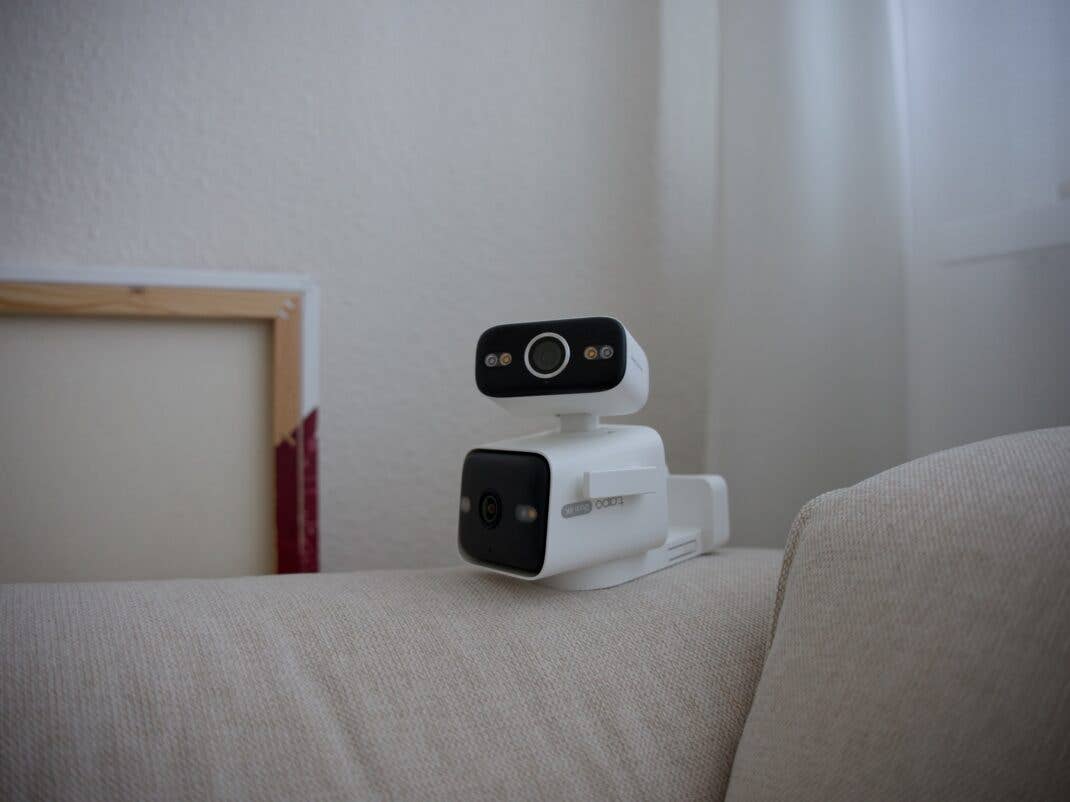 Tapo C575D auf einer Couch