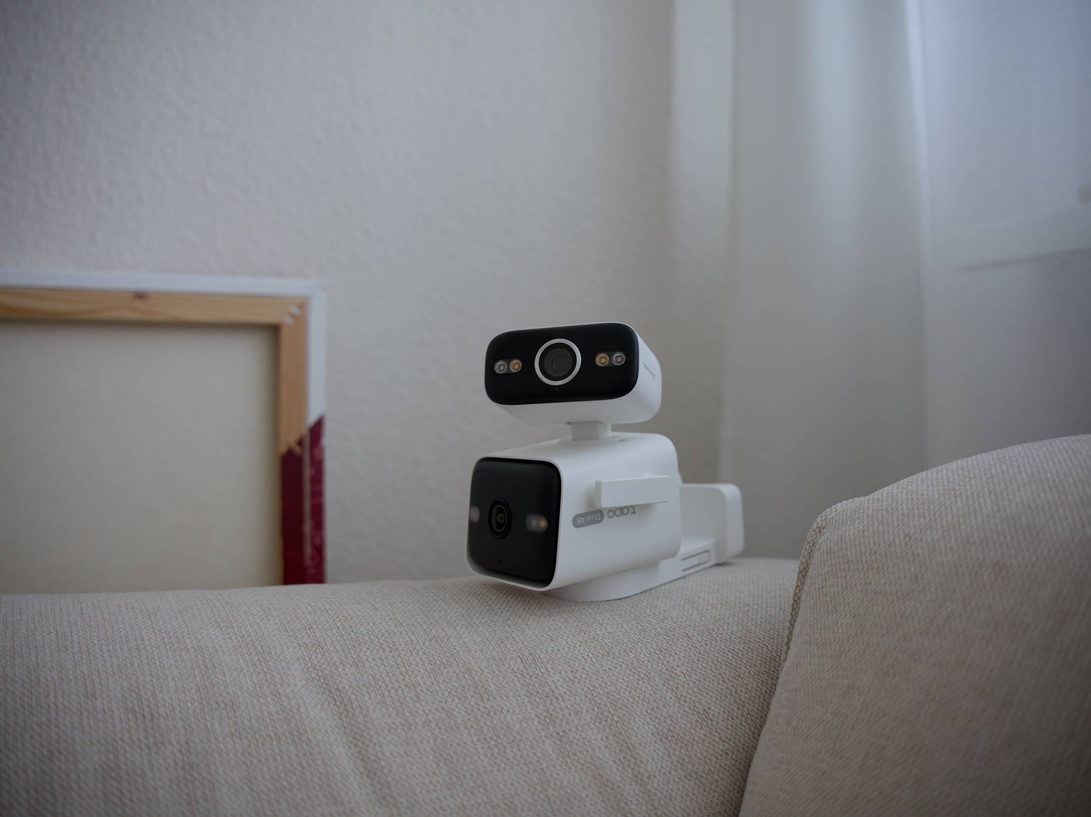Tapo C575D auf einer Couch