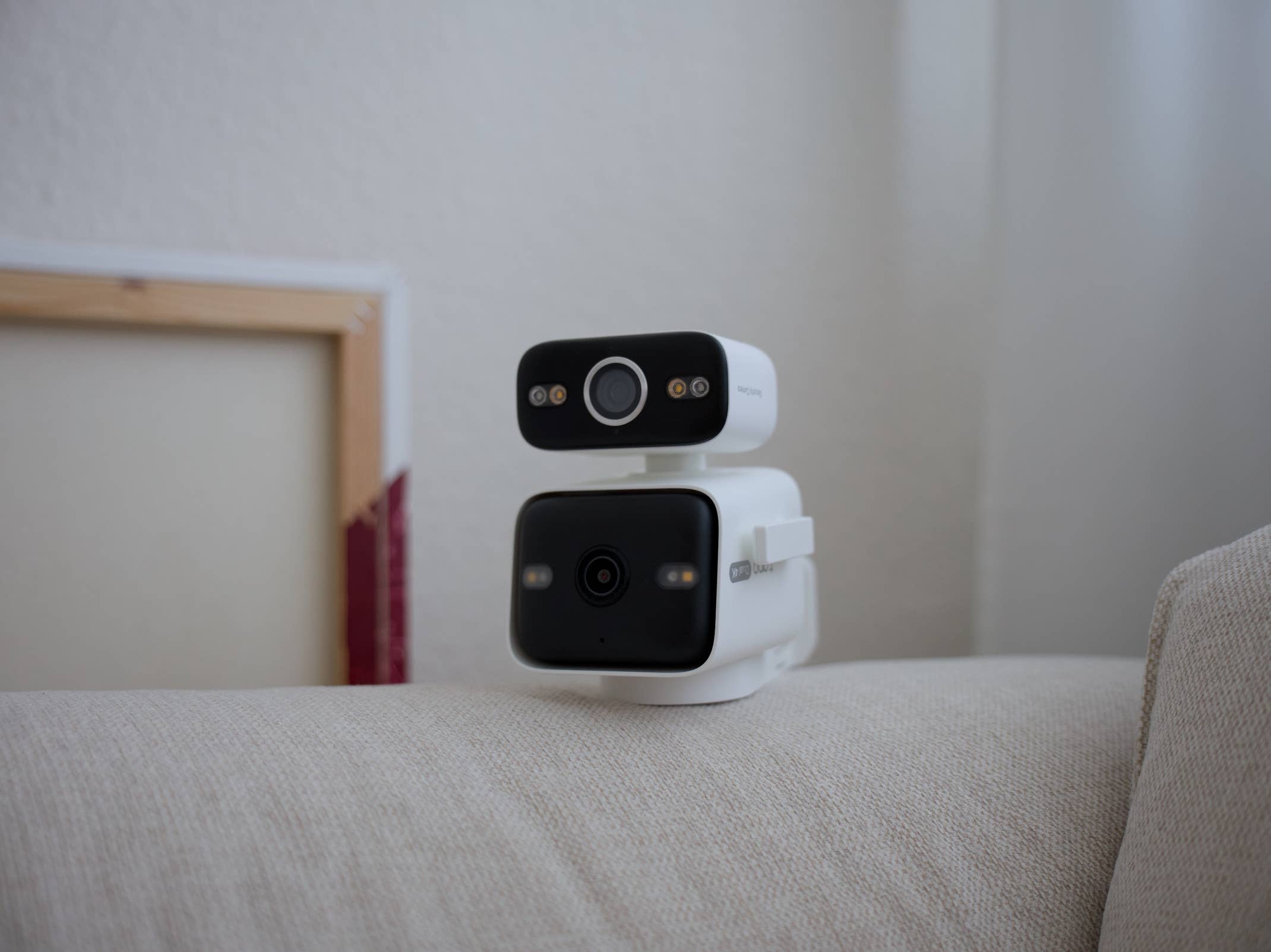 Tapo C575D auf einer Couch