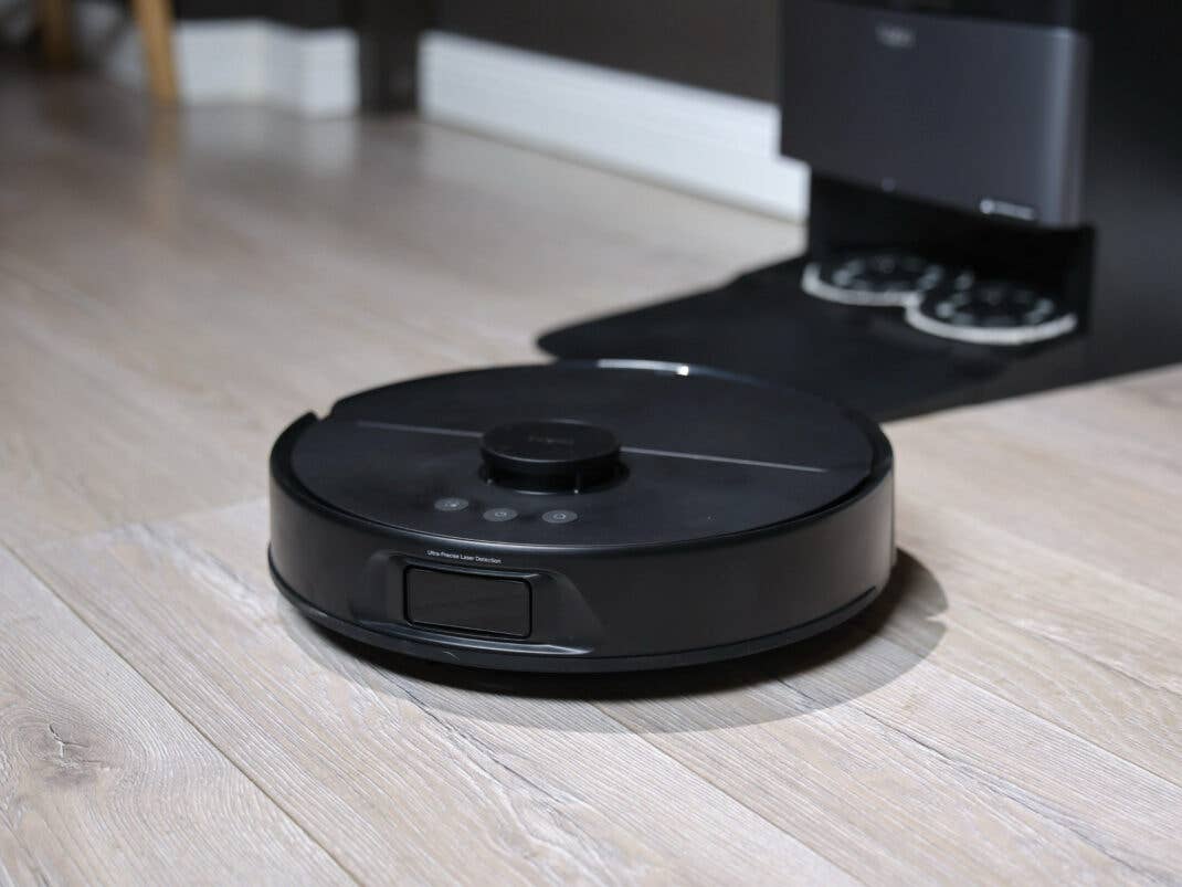 Tapo RV50 Pro Omni beim Saugen