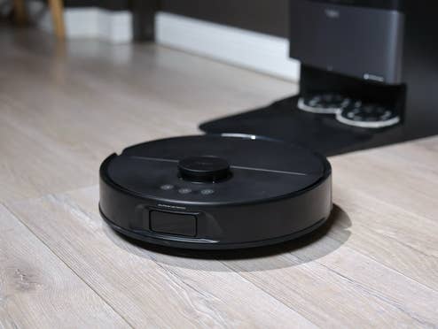 Tapo RV50 Pro Omni beim Saugen