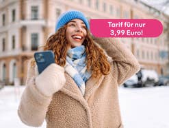 Frau steht mit Smartphone im Winter draußen. Daneben der Hinweis auf einen Tarif für 3,99 Euro