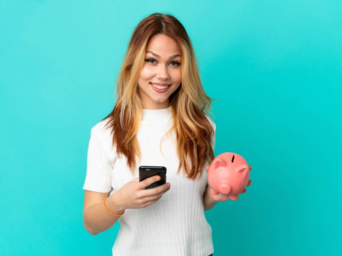 Tarif-Kracher: 50 GB im Telekom-Netz für unter 20 Euro Frau hält Smartphone und Sparschwein in den Händern.