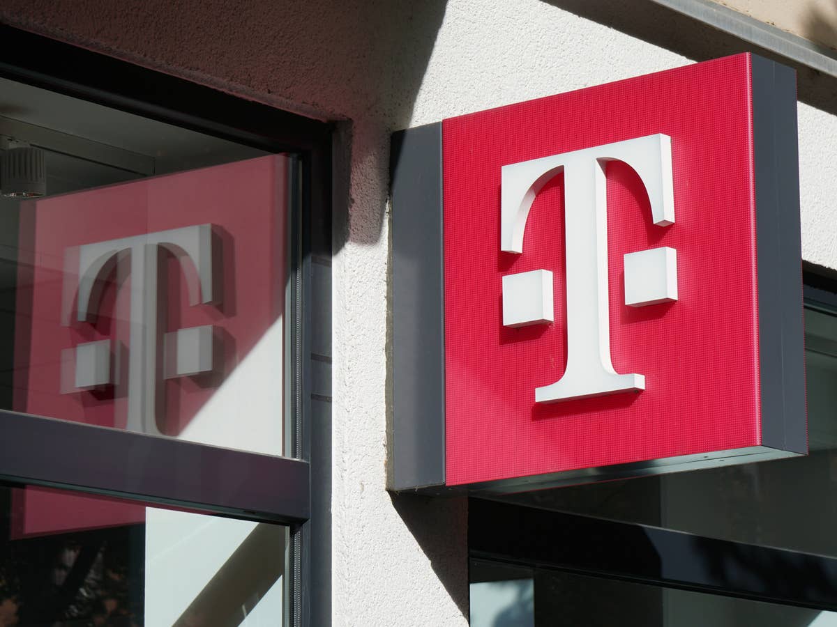 Tarif-Kracher: Deutsche Telekom sorgt für gewaltige Vebesserung Telekom-Logo an einem Telekom-Shop.