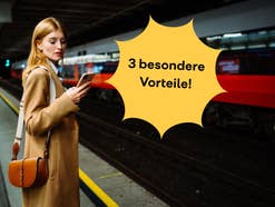 Frau steht mit Smartphone am Bahnhof, daneben der Hinweis auf einen Tarif mit 3 Vorteilen