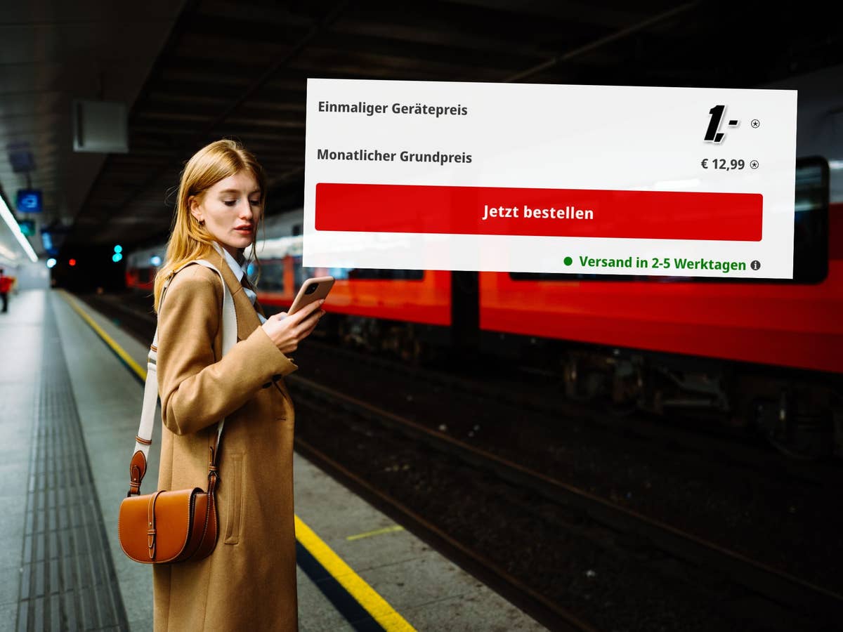 Frau wartet auf die Bahn und schaut dabei auf ihr Smartphone. Im Vordergrund ein Screenshot von einem aktuellen Tarif-Angebot