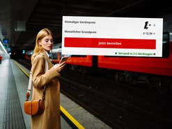 Frau wartet auf die Bahn und schaut dabei auf ihr Smartphone. Im Vordergrund ein Screenshot von einem aktuellen Tarif-Angebot