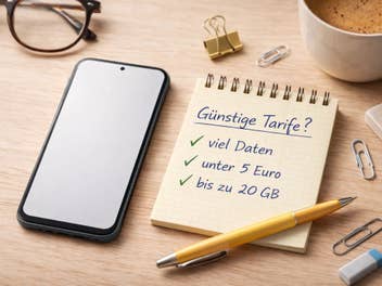 Ein Smartphone liegt auf einem Tisch mit einem Notizblock. Darauf wird auf günstige Tarife für unter 5 Euro hingewiesen.