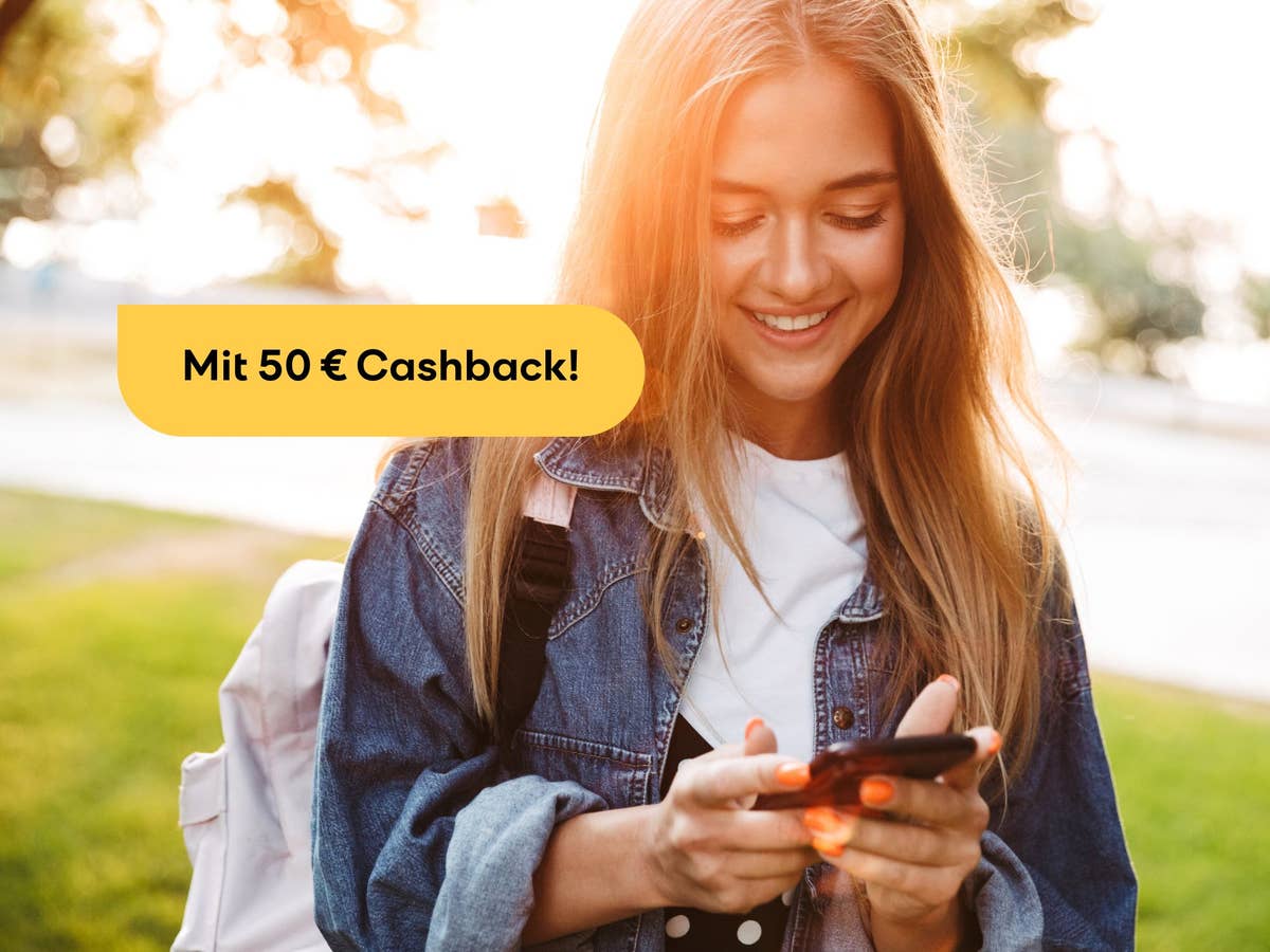 Junge Frau schaut auf ihr Smartphone