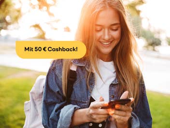 Junge Frau schaut auf ihr Smartphone