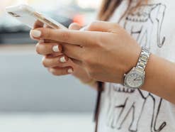 Tarifkracher: Allnet-Flat ohne Datenlimit zum Top-Preis Frau textet mit einem Smartphone in der Hand.