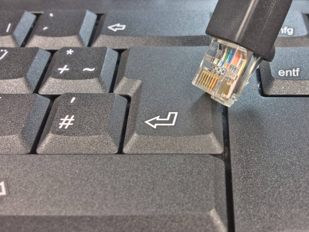 Eine Computertastatur mit einem Netzwerkkabel