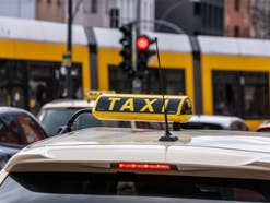 Ein Taxi in einer Stadt