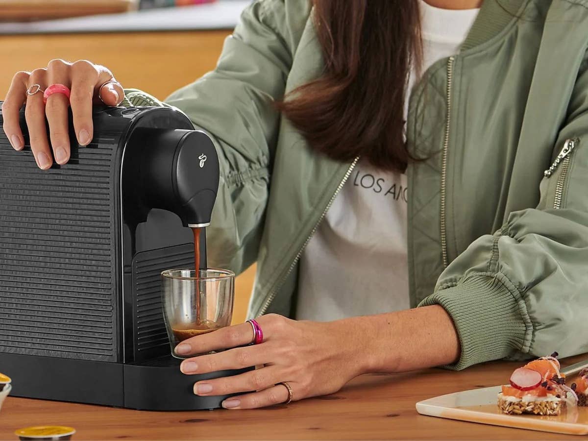 Diese Kaffeemaschine gibt's für 39 Euro bei MediaMarkt Eine Frau bedient eine Kaffeemaschine von Tchibo
