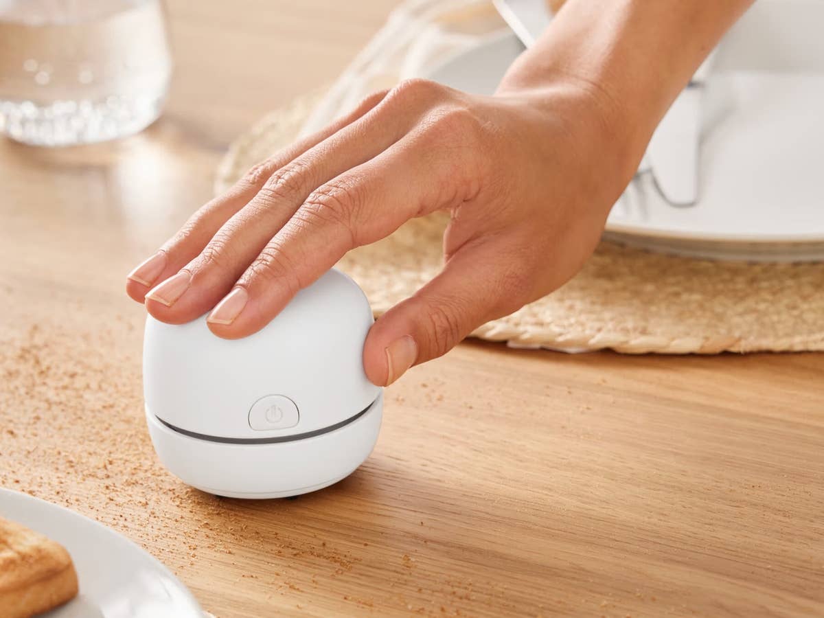 Praktischer Gadget-Tipp für nur 10 Euro Tisch-Staubsauger von Tchibo