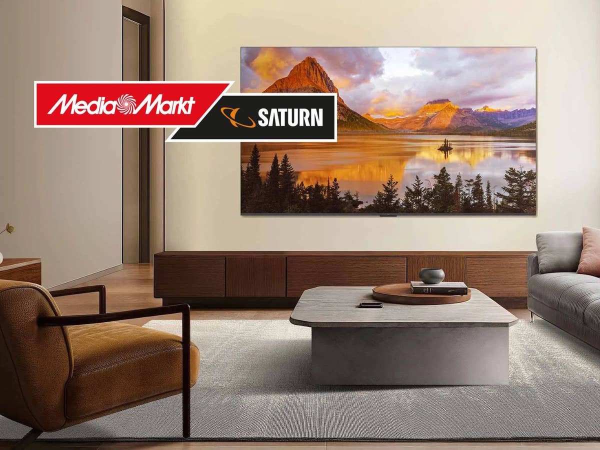 tcl-fernseher-mediamarkt Ein QLED-TV hängt an einer Wand, davor ist ein MediaMarkt-Logo zu sehen.