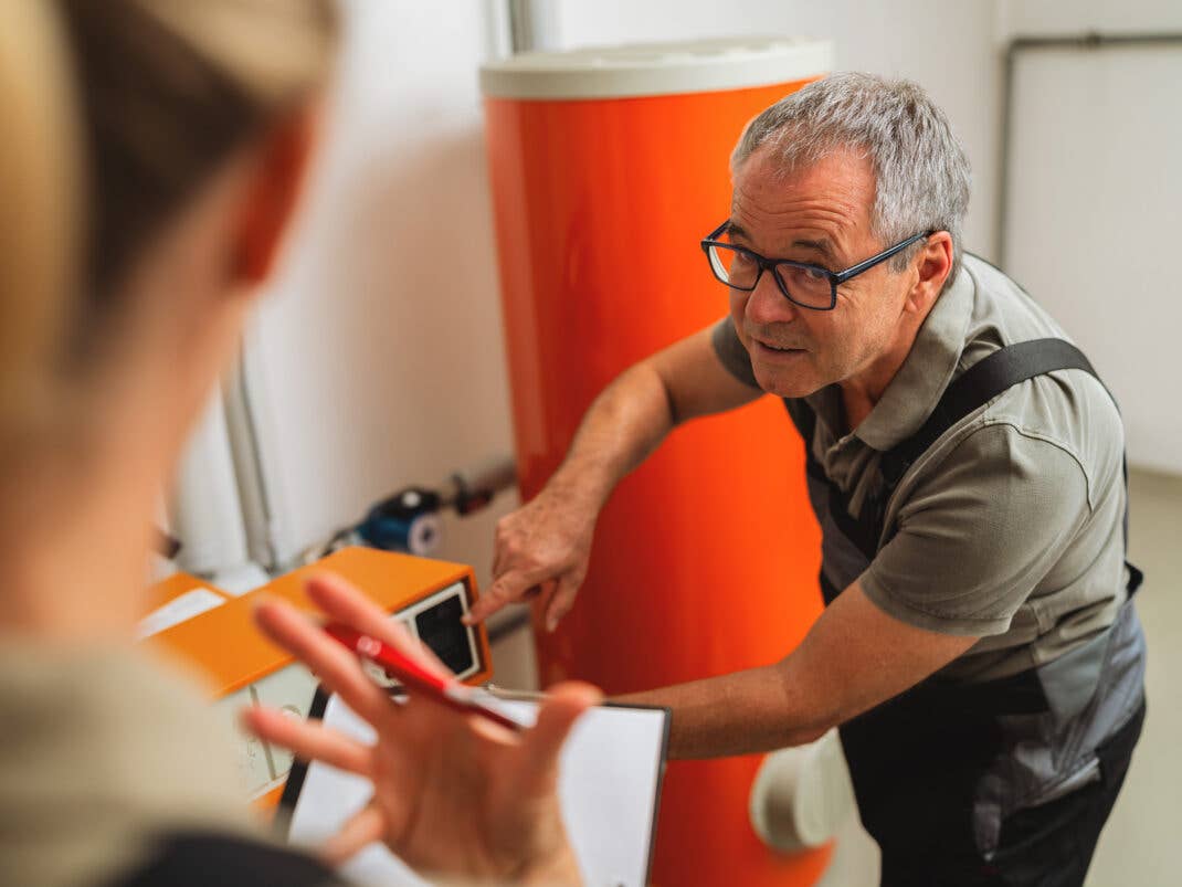 Techniker an einer Ölheizung