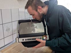 Tefal OptiGrill und Redakteur Cedric Litzki