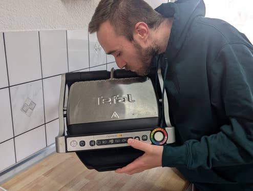 Tefal OptiGrill und Redakteur Cedric Litzki